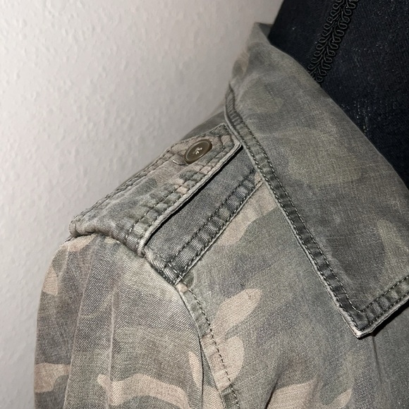 Lucky Brand Women’s Green Camo Print Long Sleeve Blouse Top Shirt NWOT Medium - Picture 10 of 12